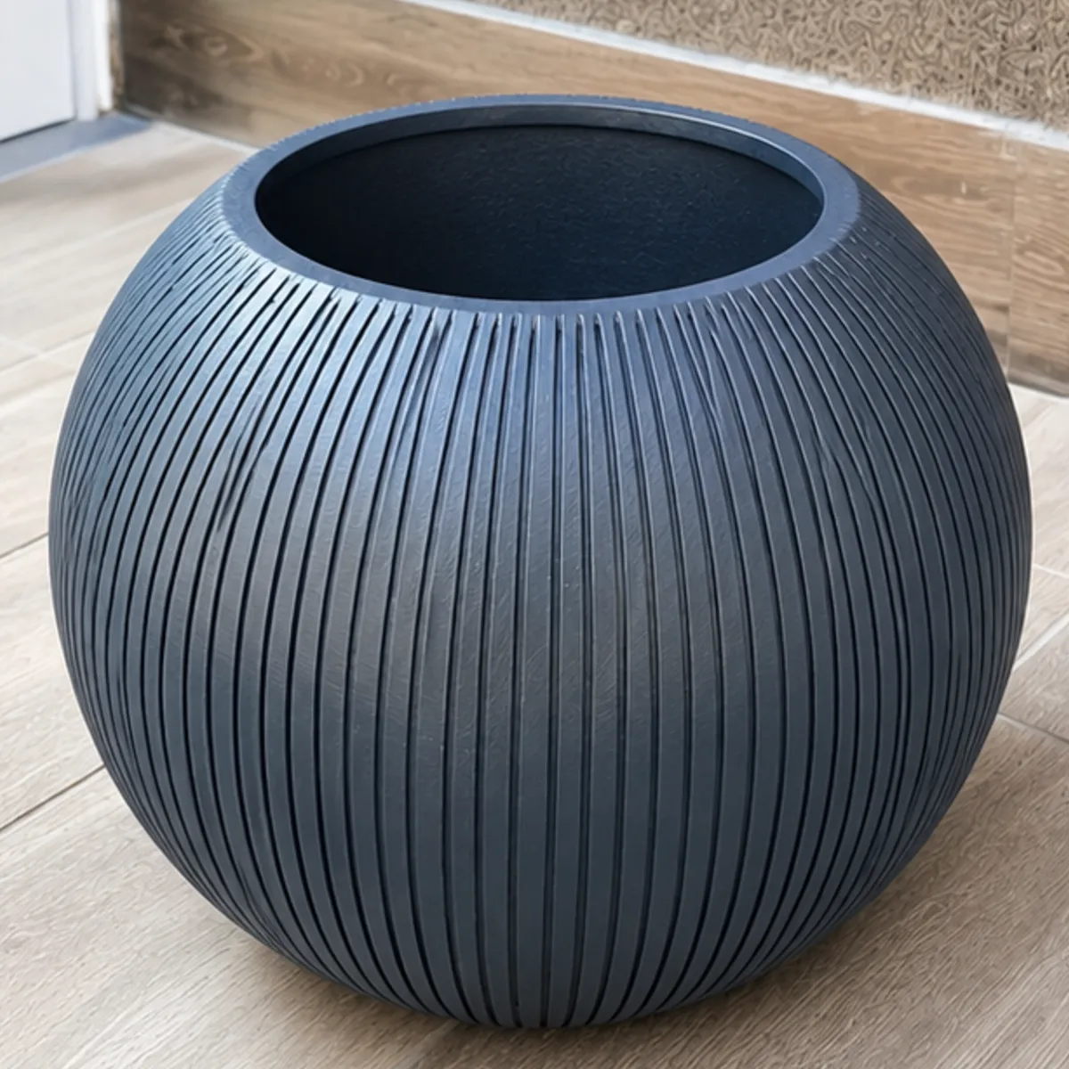 Pot rond design strié en ciment – Anthracite